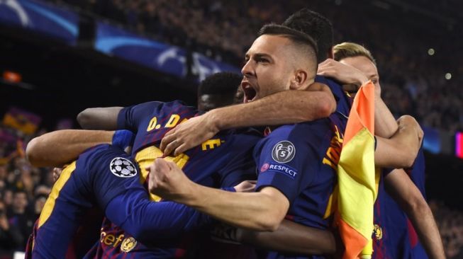 Para pemain Barcelona merayakan gol Lionel Messi ke gawang Chelsea. Josep LAGO / AFP