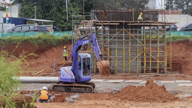 Proyek pembangunan jalan tol Kunciran-Serpong di Jombang, Tangerang Selatan, Banten, Kamis (15/3).