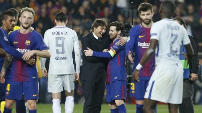 Manajer Chelsea Antonio Conte berbicara dengan bintang Barcelona Lionel Messi usai laga di Camp Nou. Pau Barrena / AFP