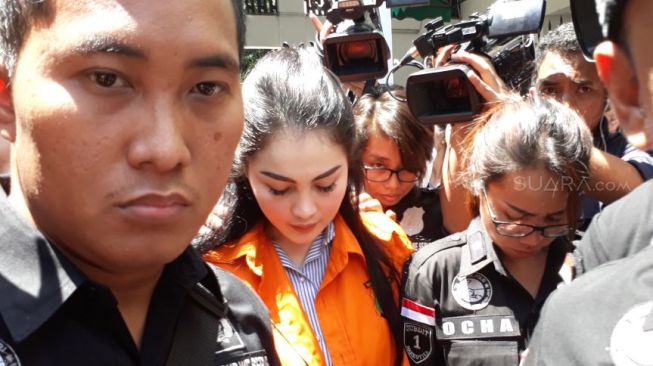 Artis Jennifer Dunn saat akan digelandang ke Kejaksaan Negeri Jakarta Selatan, Kamis (15/3/2018). [suara.com/Ismail]   