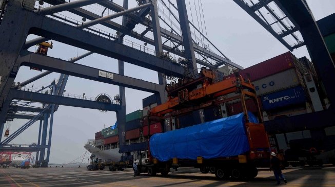 Suasana aktivitas bongkar muat peti kemas di Jakarta International Container Terminal (JICT), Tanjung Priok, Jakarta Utara, Jumat (16/3).