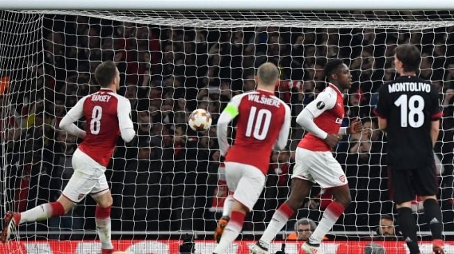 Striker Arsenal Danny Welbeck (kedua kanan) merayakan golnya ke gawang AC Milan dari titik penalti. Ben STANSALL / AFP