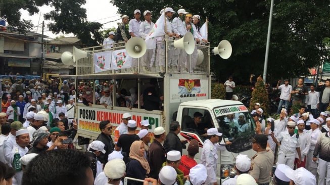 Massa ormas FPI menggeruduk kantor Media Tempo di Jalan Palmerah Barat, Jakarta Selatan, Jumat (16/3/2018). (suara.com/Erick Tanjung)