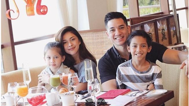 Nana Mirdad dan Andrew White bersama dua anaknya. (Instagram)