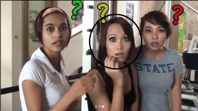Sosok yang diduga Lucinta Luna (tengah) dalam video klip lagu "Bukan Banci". (Instagram)