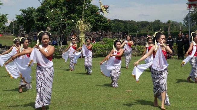 Upacara Jelang Nyepi, Ratusan Umat Hindu Padati Candi Prambanan