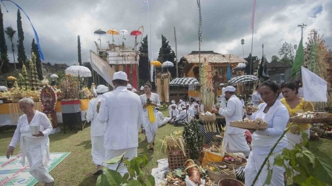 Para pemuka agama Hindu melaksanakan prosesi upacara Tawur Kesanga menjelang Hari Raya Nyepi Tahun Saka 1940 di Pura Besakih, Karangasem, Bali, Jumat (16/3).