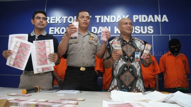 Direktorat Tindak Pidana Ekonomi dan Khusus (Dittipideksus) Bareskrim Polri merilis pengungkapan jaringan uang palsu di gedung Bareskrim Polri, Jakarta, Jumat (16/3). 