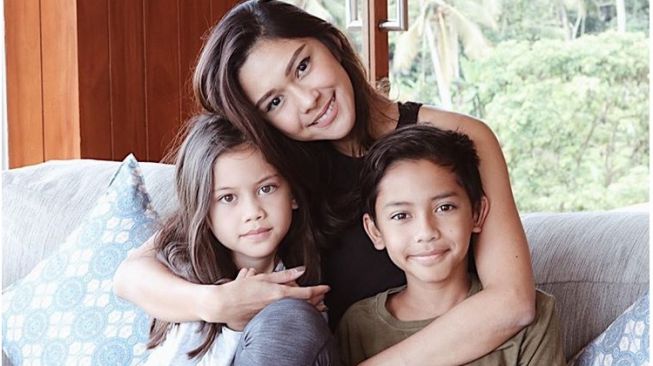 Nana Mirdad bersama dua anaknya, Jason dan Sarah. (Instagram)