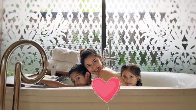 Nana mirdad mandi di bathtub bersama dua anaknya, Jason dan Sarah. (Instagram)