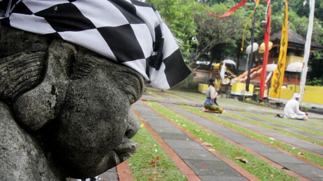 Sejumlah umat Hindu terlihat melakukan sembahyang menyambut momen Hari Raya Nyepi di Pura Aditya Jaya, Jakarta, Sabtu (17/3/2018). [Suara.com/Oke Atmaja]