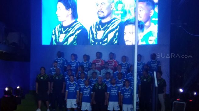 Pemain beserta official berfoto bersama saat launching tim Persib Bandung 2018 di Graha Persib, Bandung, Jawa Barat, Sabtu (17/3/2018). [Suara.com/Aminuddin]