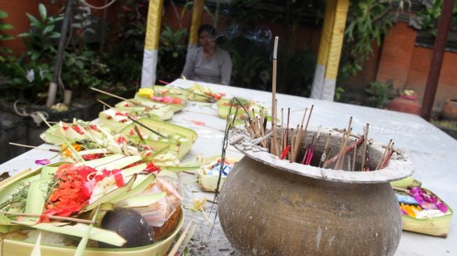 Sejumlah umat Hindu terlihat berkunjung dan melakukan sembahyang menyambut Hari Raya Nyepi di Pura Aditya Jaya, Jakarta, Sabtu (17/3/2018). [Suara.com/Oke Atmaja]