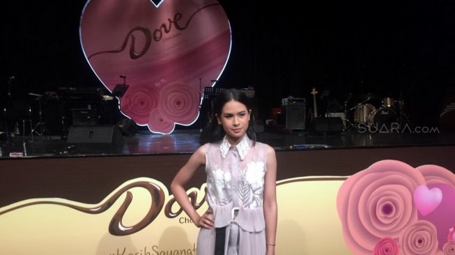 Penyanyi Maudy Ayunda jelang konser bertajuk "Konser Kasih dari Dove Bersama Maudy Ayunda" di Upper Room Annex Building, Jakarta Pusat, Sabtu (17/3/2018). [Suara.com/Sumarni]