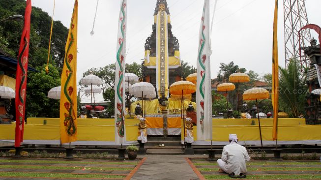 Umat Hindu terlihat melakukan sembahyang menyambut momen Hari Raya Nyepi di Pura Aditya Jaya, Jakarta, Sabtu (17/3/2018). [Suara.com/Oke Atmaja]