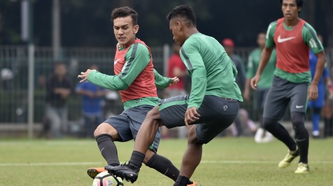 Egy Maulana Vikri (kiri) mengikuti latihan perdana bersama Timnas Indonesia U-23 di Lapangan ABC Senayan, Jakarta, Sabtu (17/3/2018), jelang uji coba melawan Singapura di National Stadium, Singapura, 21 Maret mendatang. [Antara/Puspa Perwitasari]