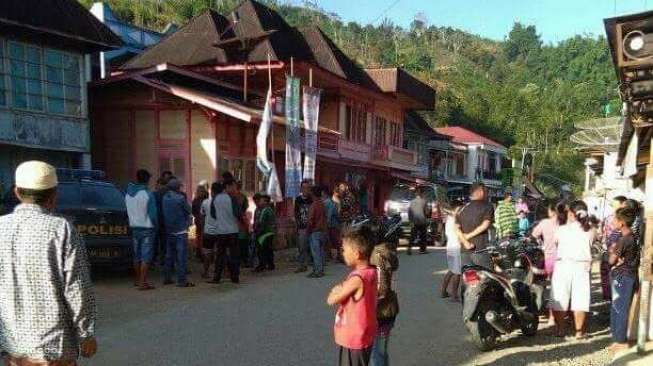 Rumah Imam Masjid dan Warga Ditempeli Kotoran