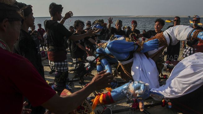 Ratusan umat Hindu menggelar pawai ogoh-ogoh di kawasan pantai Ancol, Jakarta, Minggu (18/3/2018) [Suara.com/Kurniawan Mas'ud]