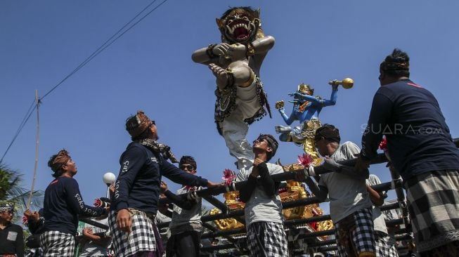 Ratusan umat Hindu menggelar pawai ogoh-ogoh di kawasan pantai Ancol, Jakarta, Minggu (18/3/2018) [Suara.com/Kurniawan Mas'ud]