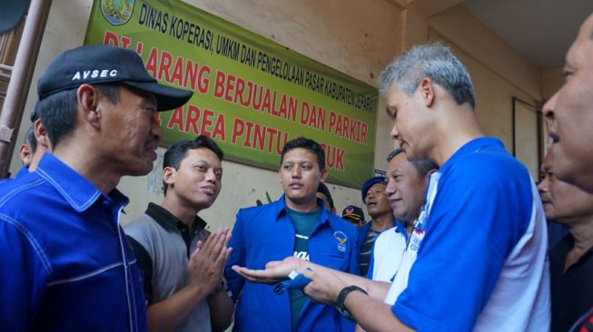 Ramai-Ramai Tolak Salaman dengan Ganjar Pranowo