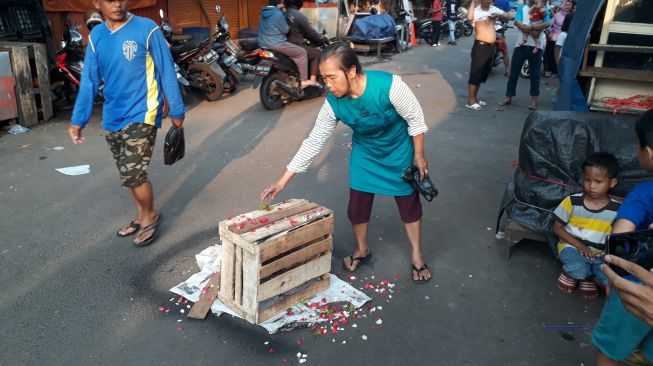 Warga Tabur Bunga di Lokasi Nenek Tarminah Kejatuhan Besi