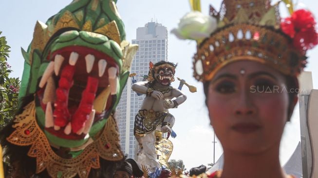 Ratusan umat Hindu menggelar pawai ogoh-ogoh di kawasan pantai Ancol, Jakarta, Minggu (18/3/2018) [Suara.com/Kurniawan Mas'ud]