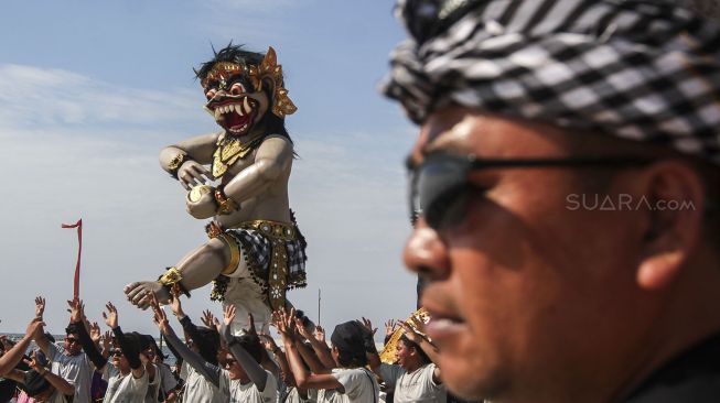 Ratusan umat Hindu menggelar pawai ogoh-ogoh di kawasan pantai Ancol, Jakarta, Minggu (18/3/2018) [Suara.com/Kurniawan Mas'ud]