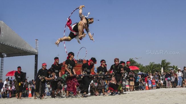 Ratusan umat Hindu menggelar pawai ogoh-ogoh di kawasan pantai Ancol, Jakarta, Minggu (18/3/2018) [Suara.com/Kurniawan Mas'ud]