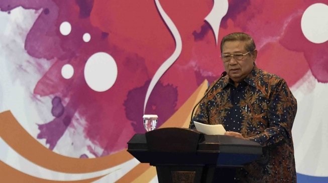 Mantan presiden Susilo Bambang Yudhoyono menyampaikan paparan pada peringatan Hari Perempuan Internasional di Kompleks Parlemen Senayan, Jakarta, Senin (19/3).