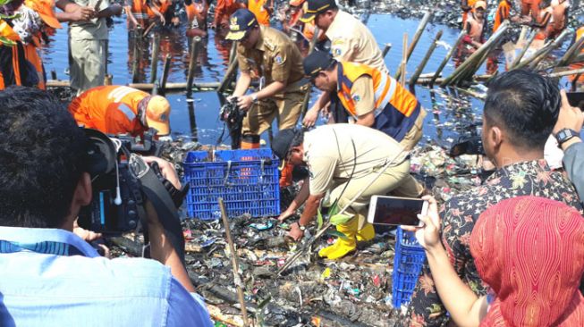 Ke Muara Angke, Anies Baswedan Pungut Sampah Tanpa Sarung Tangan