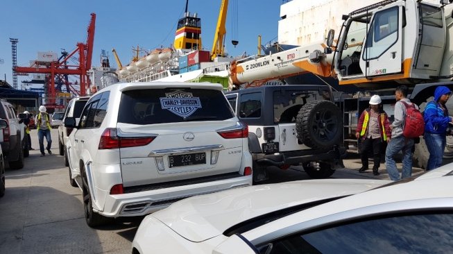 Delapan buah mobil mewah dari 23 mobil milik Bupati Hulu Sungai Tengah, Kalimantan Selatan Abdul Latif. (suara.com/Nikolaus Tolen)