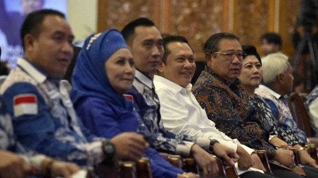 Mantan presiden Susilo Bambang Yudhoyono (ketiga kanan) didampingi Ibu Ani Yudhoyono (kedua kanan), Ketua DPR Bambang Soesatyo (keempat kiri), Ketua Fraksi Partai Demokrat Edhie Baskoro Yudhoyono (ketiga kiri), Presidium Kaukus Perempuan dan Perlindungan Anak Melani Leimena Suharli (kedua kiri) dan Sekretaris Fraksi Partai Demokrat Didik Mukriyanto (kiri) menghadiri peringatan Hari Perempuan Internasional di Kompleks Parlemen Senayan, Jakarta, Senin (19/3).