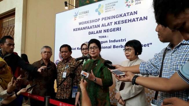 menkes tanggapi temuan air minum berplastik. (suara.com/Firsta Putri Nodia)