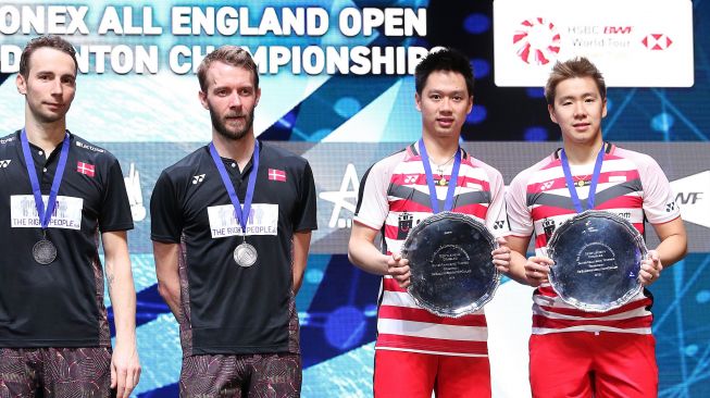 Pasangan ganda putra Indonesia Kevin Sanjaya Sukamuljo (kedua kanan) dan Marcus Fernaldi Gideon (kanan) menjadi juara All England 2018, setelah mengalahkan pasangan pebulu tangkis Denmark Mathias Boe (kiri) dan Carsten Mogensen (kedua kiri). ANTARA FOTO/Handout/Humas PBSI 