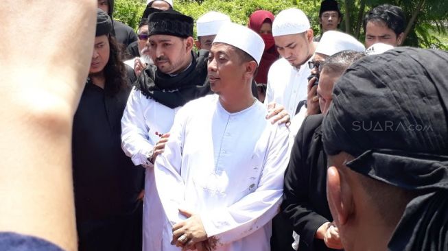 Opick saat pemakaman sang istri, Wulan. (Suara.com/Suara.com)