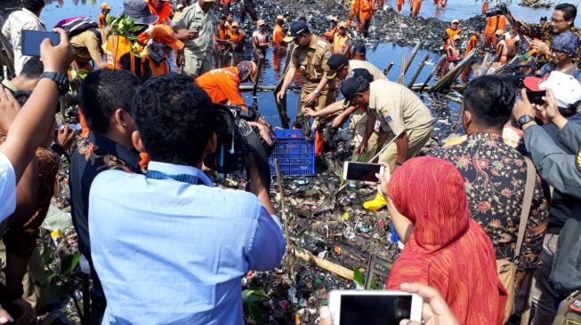 Ada Ekskavator, Kok Anies Pungut Sampah Muara Angke Pakai Tangan?