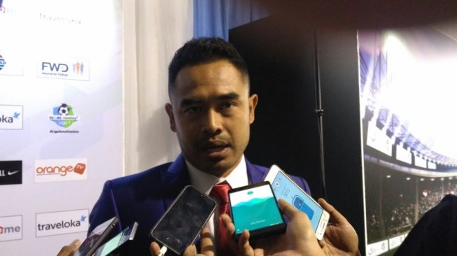 Mantan Kapten Tim Nasional Indonesia, Ponaryo Astaman, diwawancarai di Jakarta, Senin (19/3). [Suara.com/Adie Prasetyo Nugraha]