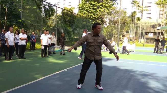 Menpora Adu Kemampuan dengan Atlet Soft Tenis