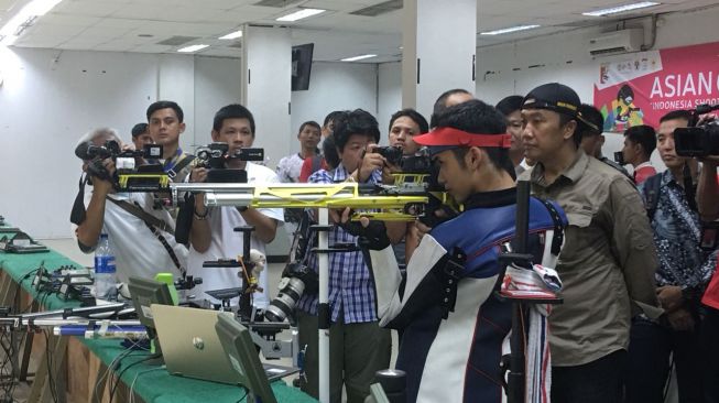 Atlet Menembak Keluhkan Panasnya Lapangan