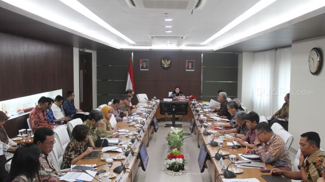 Menteri Koordinator Bidang Pembangunan Manusia dan Kebudayaan Puan Maharani memimpin rapat koordinasi evaluasi terkait Bantuan Pangan Non-Tunai (BPNT) dan beras sejahtera (rastera),di kantor PMK, Jakarta, Selasa (20/3).