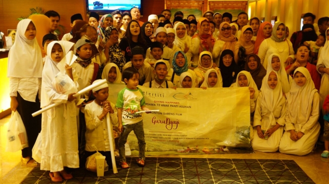 Nonton bareng film Guru Ngaji bareng anak panti asuhan. (istimewa)