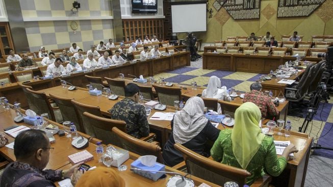 Menteri Ketenagakerjaan Hanif Dhakiri mengikuti rapat kerja dengan komisi IX DPR RI di Kompleks Parlemen, Senayan, Jakarta, Selasa (20/3).