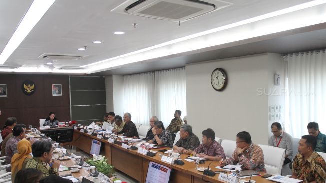 Menteri Koordinator Bidang Pembangunan Manusia dan Kebudayaan Puan Maharani memimpin rapat koordinasi evaluasi terkait Bantuan Pangan Non-Tunai (BPNT) dan beras sejahtera (rastera),di kantor PMK, Jakarta, Selasa (20/3).