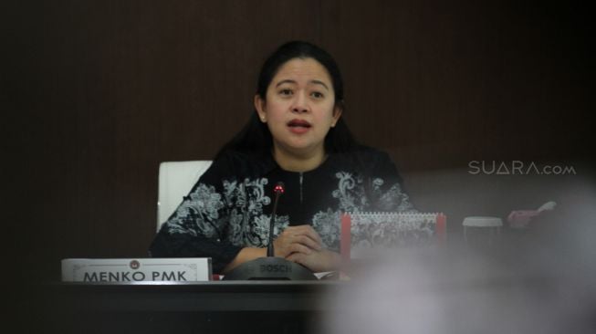 Menteri Koordinator Bidang Pembangunan Manusia dan Kebudayaan Puan Maharani memimpin rapat koordinasi evaluasi terkait Bantuan Pangan Non-Tunai (BPNT) dan beras sejahtera (rastera),di kantor PMK, Jakarta, Selasa (20/3).