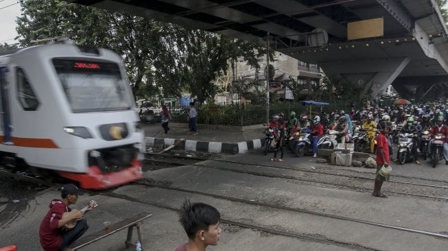 Perlintasan kereta api di Roxy, Jakarta, Rabu (21/3). 