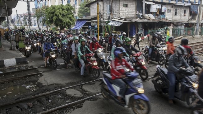 Perlintasan kereta api di Roxy, Jakarta, Rabu (21/3). 