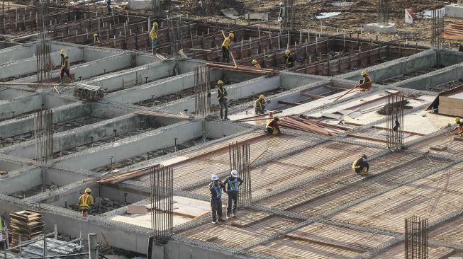 Pekerja menyelesaikan proyek pembangunan Pasar Ikan Modern Muara Baru di Jakarta, Rabu (21/3). 