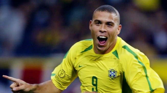 Penampilan unik Ronaldo bersama timnas Brasil di Piala Dunia 2002 [AFP]