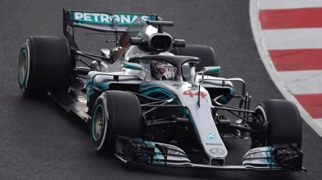 Pembalap Mercedes Lewis Hamilton melaju di sirkruit Catalunya di Montmelo. Jose Jordan / AFP    