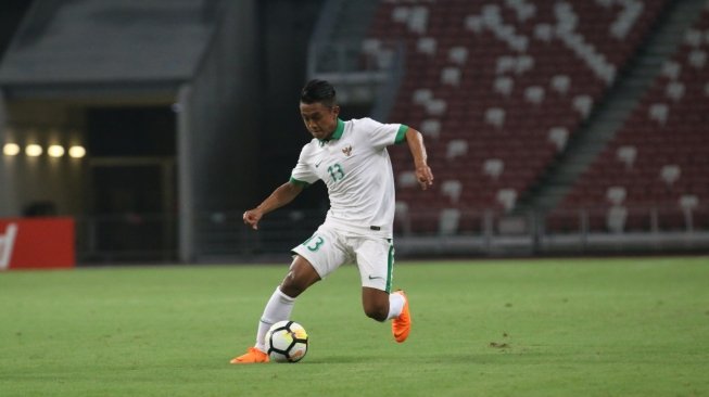 Pemain timnas Indonesia Febri Hariyadi menggiring bola saat menghadapi Singapura di laga uji coba yang berlangsung di Stadion Nasional, Singapura, Rabu (21/3/2018) [Dok. PSSI]